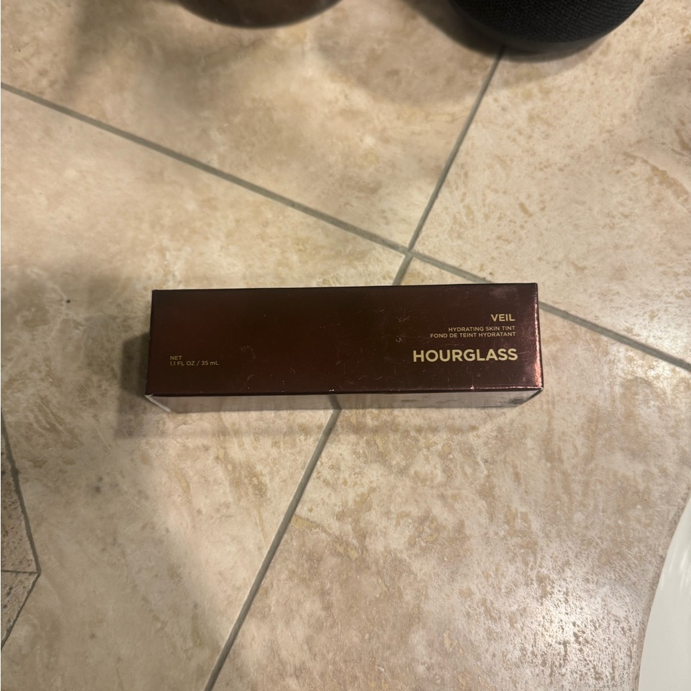 Hourglass Veil Hydrating Skin Ting shade 5 NIB
